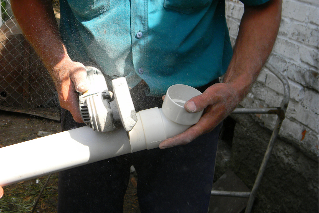 Bend Worker doing a Roof Gutter Repair